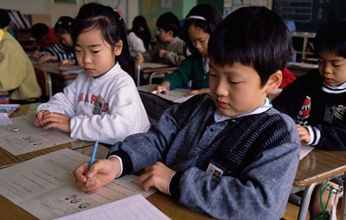جنبش "مدرسه آزاد" در نظام آموزشی ژاپن چیست؟